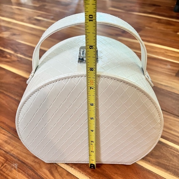 Retro Inspired White Faux Leather Train Case Travel Makeup Case Classy - Picture 8 of 10